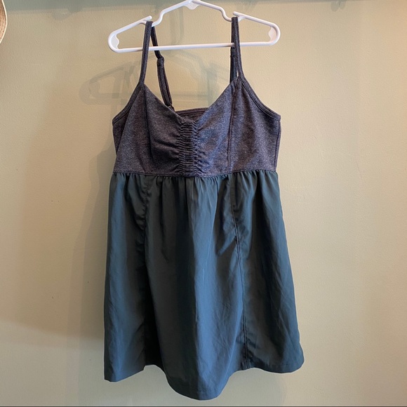 Athleta Tops - Athleta flowy workout top, sz S w/ built in bra
